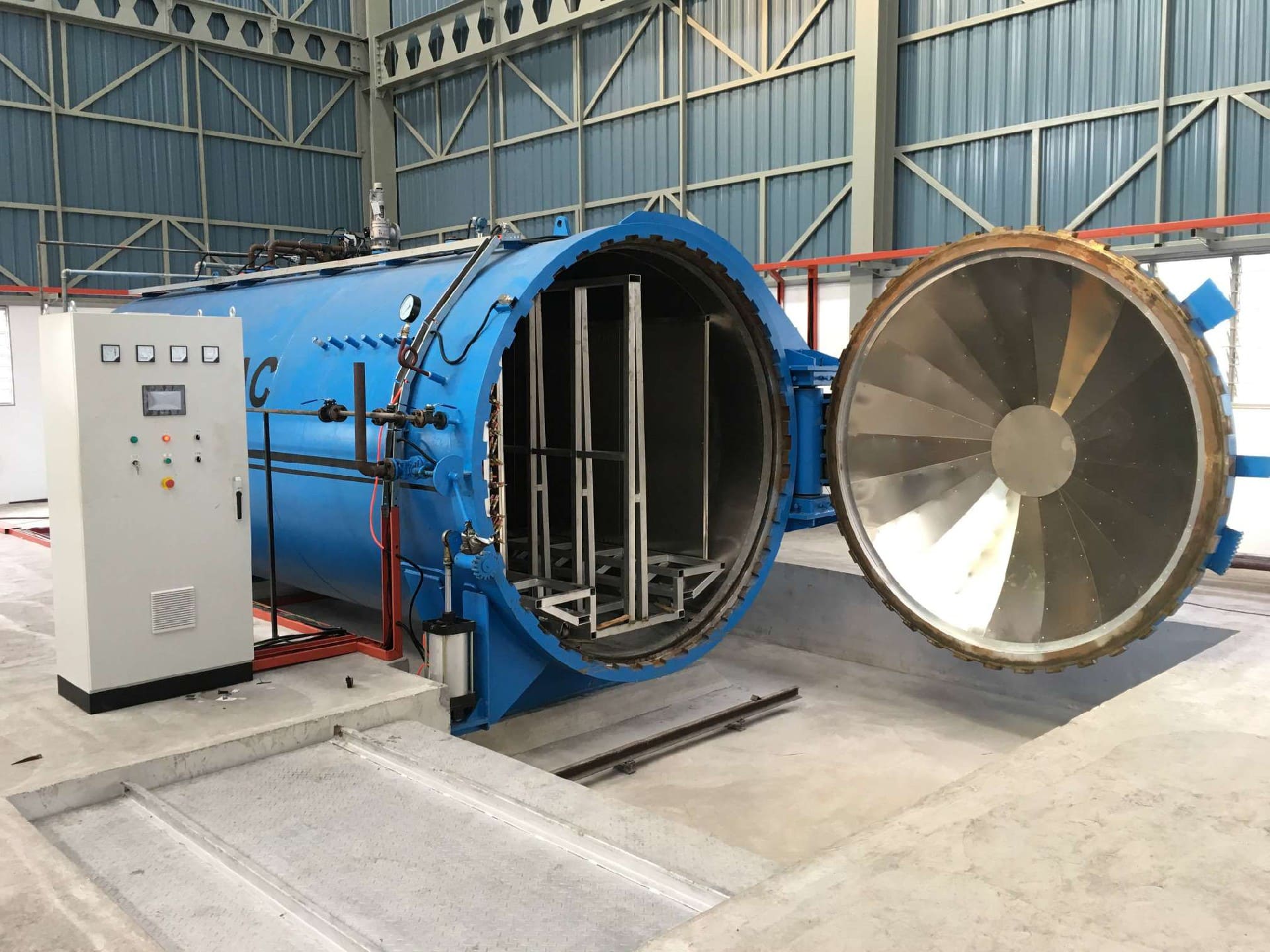El autoclave para vidrio de Sinomac para la producción de parabrisas de autobuses se instala y pone en marcha con éxito en Malasia